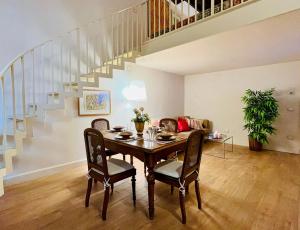 ピストイアにあるDuomo luxury loft Pistoiaのダイニングルーム(テーブル、階段付) +26枚の写真