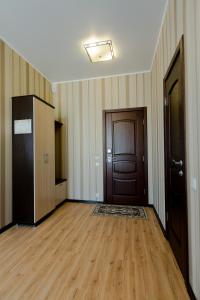 Habitación vacía con suelo de madera y puerta en Hotel Hizhina, en Petropavlovsk