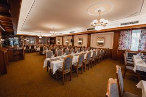 ein Restaurant mit Tischen und Stühlen in einem Raum in der Unterkunft Gasthof Fruhstorfer in Vöcklabruck