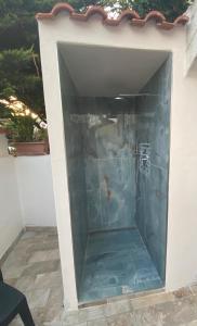 een douche in een muur met blauwe tegels bij Villa al mare in San Felice Circeo