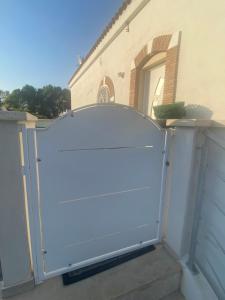 een witte poort voor een huis bij Villa al mare in San Felice Circeo +26 foto's