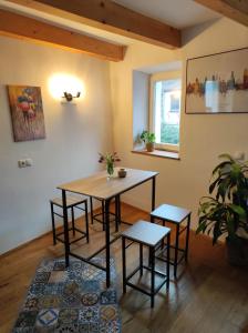 a dining room with a table and two stools at Ferienwohnungen in kleiner historischer Altstadt in Sulzbach-Rosenberg