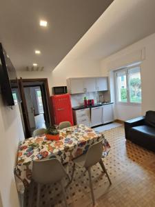 O bucătărie sau chicinetă la New Seaside Vintage Apartment, 20m to the beach, WI-FI&TERRACE