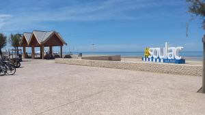 スラック・シュル・メールにあるappartement dans une residence en front de mer - 4910のビーチのパビリオン(隣に自転車駐輪場あり)