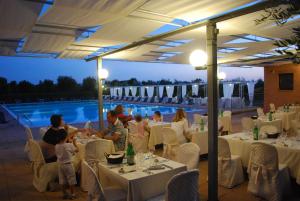 Bazén v ubytování Hotel Borgo degli Olivi nebo v jeho okolí