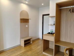 ハイフォンにあるmalela homestay 04の廊下(デスク、棚付)