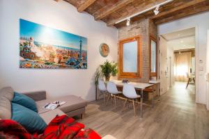 sala de estar con sofá y mesa en Happy People Sagrada Familia Apartments, en Barcelona