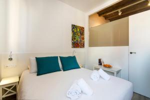 Un pat sau paturi într-o cameră la Happy People Sagrada Familia Apartments