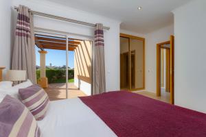Cama ou camas em um quarto em The View – Santo António Villas, Golf & Spa