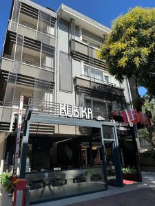 una tienda frente a un edificio en una calle en Cadde 7 Otel, en Ankara