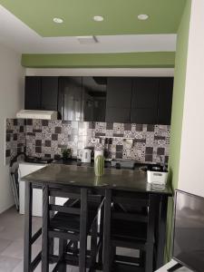 A kitchen or kitchenette at Apartman Petreš