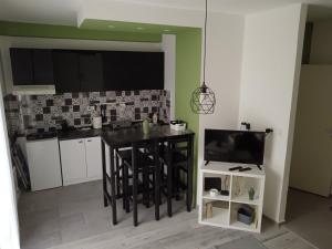 A kitchen or kitchenette at Apartman Petreš
