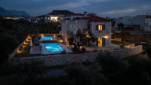 The swimming pool at or close to Torri di pietra