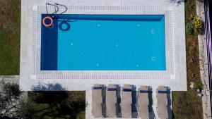 The swimming pool at or close to Torri di pietra