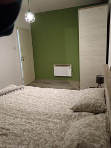 A bed or beds in a room at Apartman Petreš