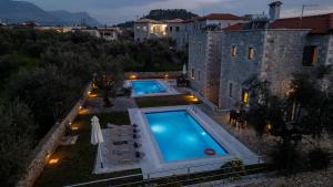 The swimming pool at or close to Torri di pietra