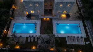The swimming pool at or close to Torri di pietra