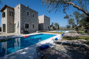 The swimming pool at or close to Torri di pietra