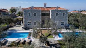 The swimming pool at or close to Torri di pietra