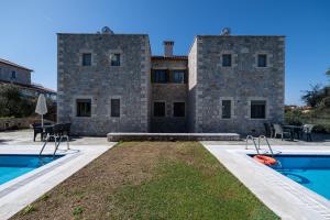 The swimming pool at or close to Torri di pietra