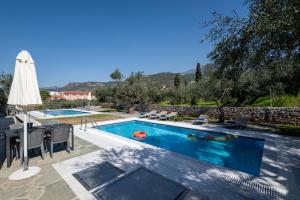 The swimming pool at or close to Torri di pietra