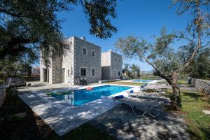 The swimming pool at or close to Torri di pietra