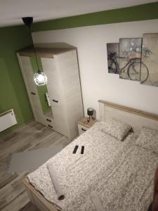 A bed or beds in a room at Apartman Petreš