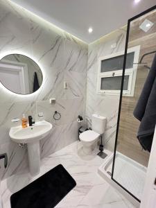une salle de bain blanche avec un lavabo et des toilettes dans l'établissement Property sisters, Elite garden view, Madinaty B6, au Caire 36 autres photos