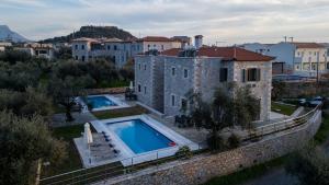 The swimming pool at or close to Torri di pietra