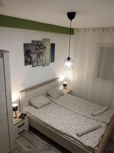 A bed or beds in a room at Apartman Petreš