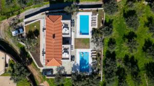 The swimming pool at or close to Torri di pietra