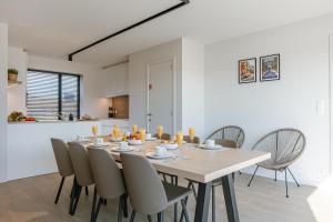 a dining room with a table and chairs at Maison Atlantis in Nieuwpoort