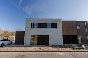 a building with a car parked in front of it at Maison Atlantis in Nieuwpoort