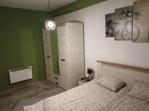 A bed or beds in a room at Apartman Petreš