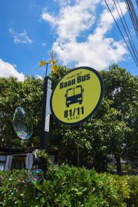 Sijil, anugerah, tanda atau dokumen lain yang dipamerkan di Baan Bus 81/11 Krabi