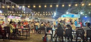 eine Gruppe von Menschen, die nachts an Tischen in einem Restaurant sitzen in der Unterkunft Coral Hotel Phu Quoc in Phu Quoc + 84 Fotos