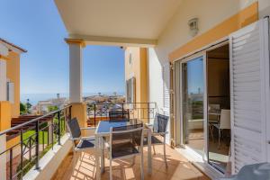 Uma varanda ou terraço em The View – Santo António Villas, Golf & Spa