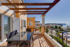 Uma varanda ou terraço em The View – Santo António Villas, Golf & Spa