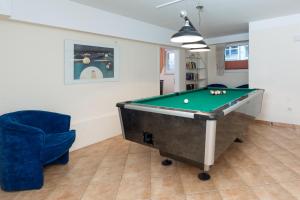 a room with a pool table and a chair at Binzer Sterne 23 Typ B , ID BS123 in Binz