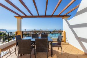Uma varanda ou terraço em The View – Santo António Villas, Golf & Spa