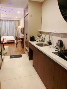 Kuchyň nebo kuchyňský kout v ubytování Apec Mandala Hotel Hải Dương