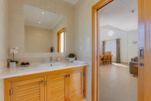 Um banheiro em The View – Santo António Villas, Golf & Spa
