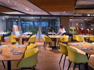 Reštaurácia alebo iné gastronomické zariadenie v ubytovaní Novotel Madrid City Las Ventas
