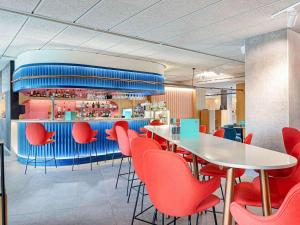 Reštaurácia alebo iné gastronomické zariadenie v ubytovaní Novotel Madrid City Las Ventas