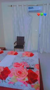 Un dormitorio con una cama con rosas rojas. en imobil, en Yof