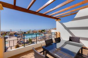 Uma varanda ou terraço em The View – Santo António Villas, Golf & Spa