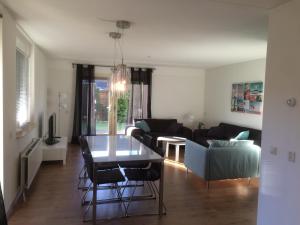 ein Wohnzimmer mit einem Tisch und einem Sofa in der Unterkunft Oesterbaai 36 in Wemeldinge