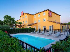 The swimming pool at or close to ibis Manosque Cadarache