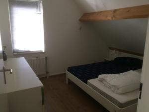 ein Schlafzimmer mit einem Etagenbett und einem Fenster in der Unterkunft Oesterbaai 36 in Wemeldinge