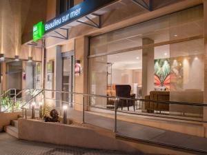 a lobby of a building with a store window at ibis Styles Beaulieu sur Mer in Beaulieu-sur-Mer